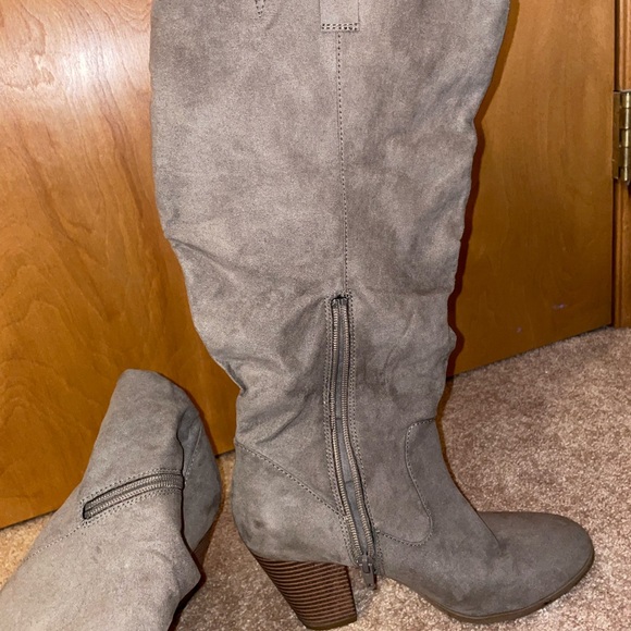 Boots - Picture 3 of 4